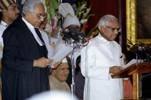 KR Narayanan (ขวา) เข้ารับตำแหน่งประธานาธิบดีอินเดียเมื่อวันที่ 25 กรกฎาคม 1997 (Reuters)