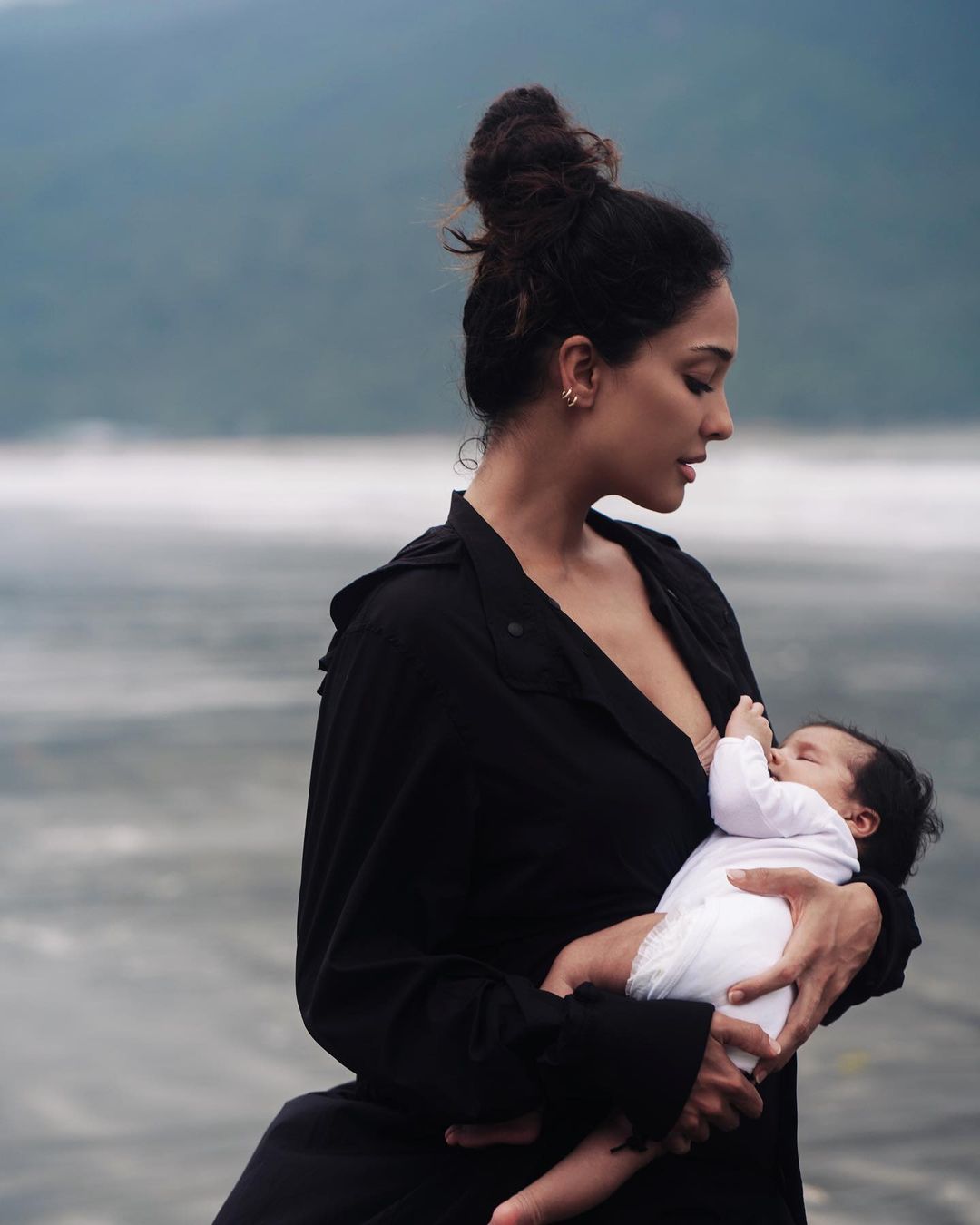 In the click, Lisa can be seen breastfeeding her baby (Photo: Instagram) 