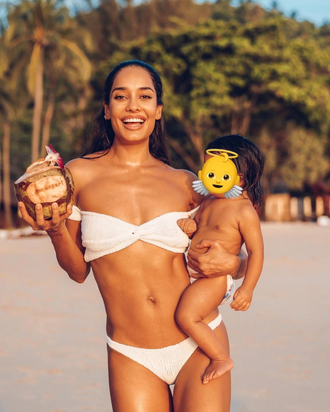 Lisa Haydon poses with her daughter (Photo: Instagram) 