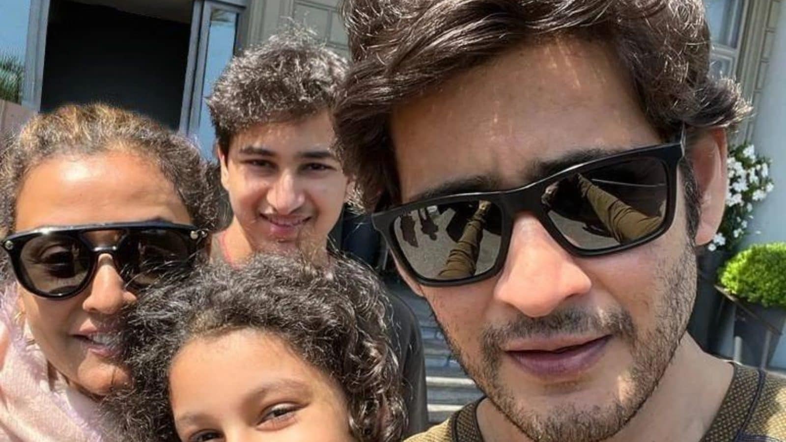 Mahesh Babu si fa un selfie con la moglie Namrata Shirodkar ei loro figli durante un viaggio in Italia;  per visualizzare le foto
