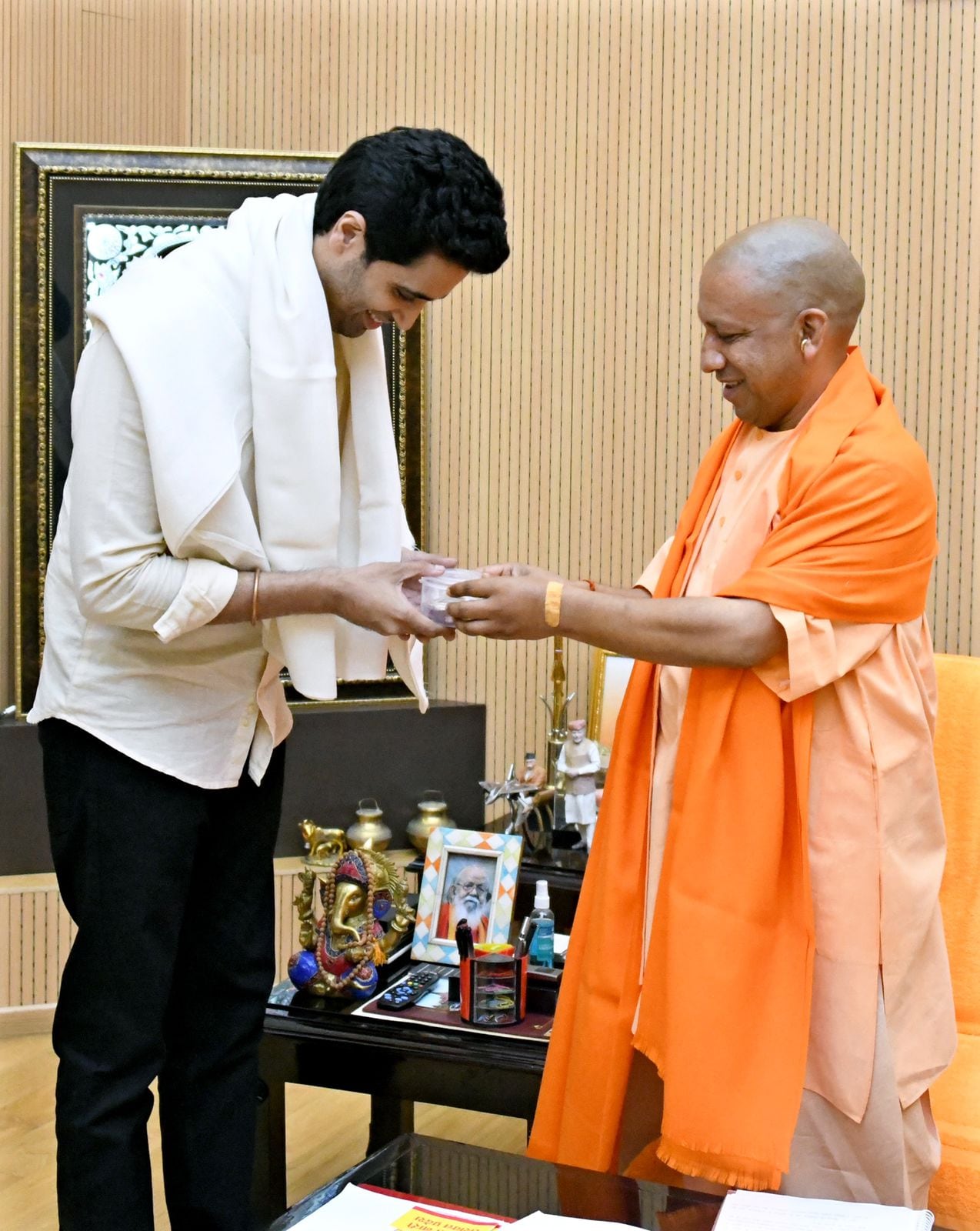 Adivi Sesh Gets Honoured By Yogi Adityanath, Recieves a Shawl and Silver Coin From Him (Photo: Instagram) 
