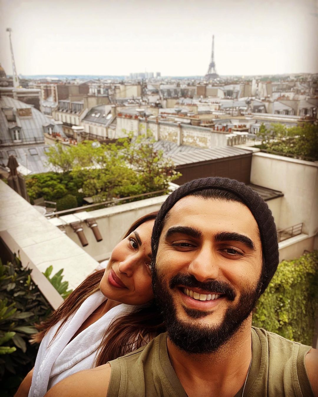 Arjun Kapoor and Malaika Arora are enjoying a romantic vacation in Paris, France. 