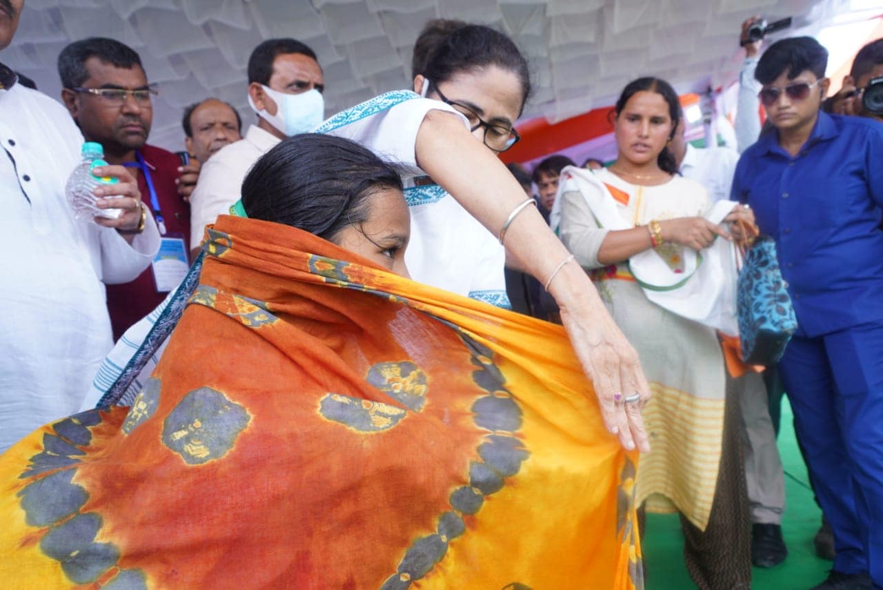 West Bengal CM Helps Class 4 Student Who Fell Ill Owing to Heat, Crowding at Rally