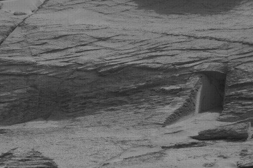 การก่อตัวคล้ายประตูบนพื้นผิวดาวอังคาร  (ภาพ: @MarsCuriosity/Twitter)