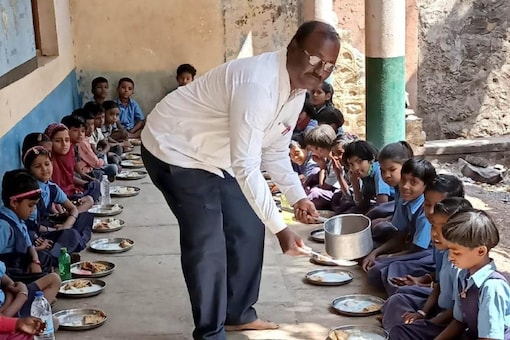 The mid day meal was served to a total 92 students of classes 1 to 8 by the school (Representative image)