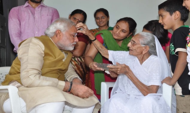 Pm Modi Meets His Mother During Gujarat Visit 