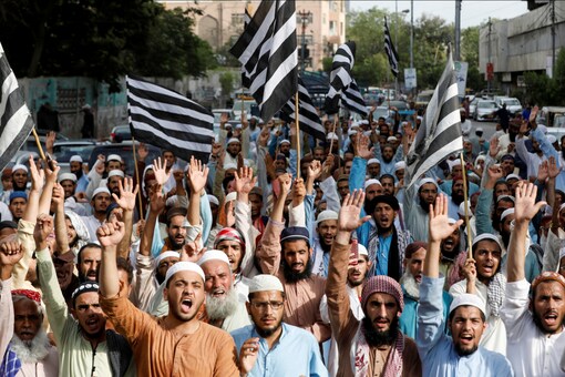 Supporters of Pakistan’s Jamiat Ulema-e-Islam-Fazal (JUI-F) religious and political party chant slogans against BJP leaders’ blasphemous comments on Prophet Muhammad, during a protest in Karachi on June 6, 2022. (REUTERS/Akhtar Soomro)