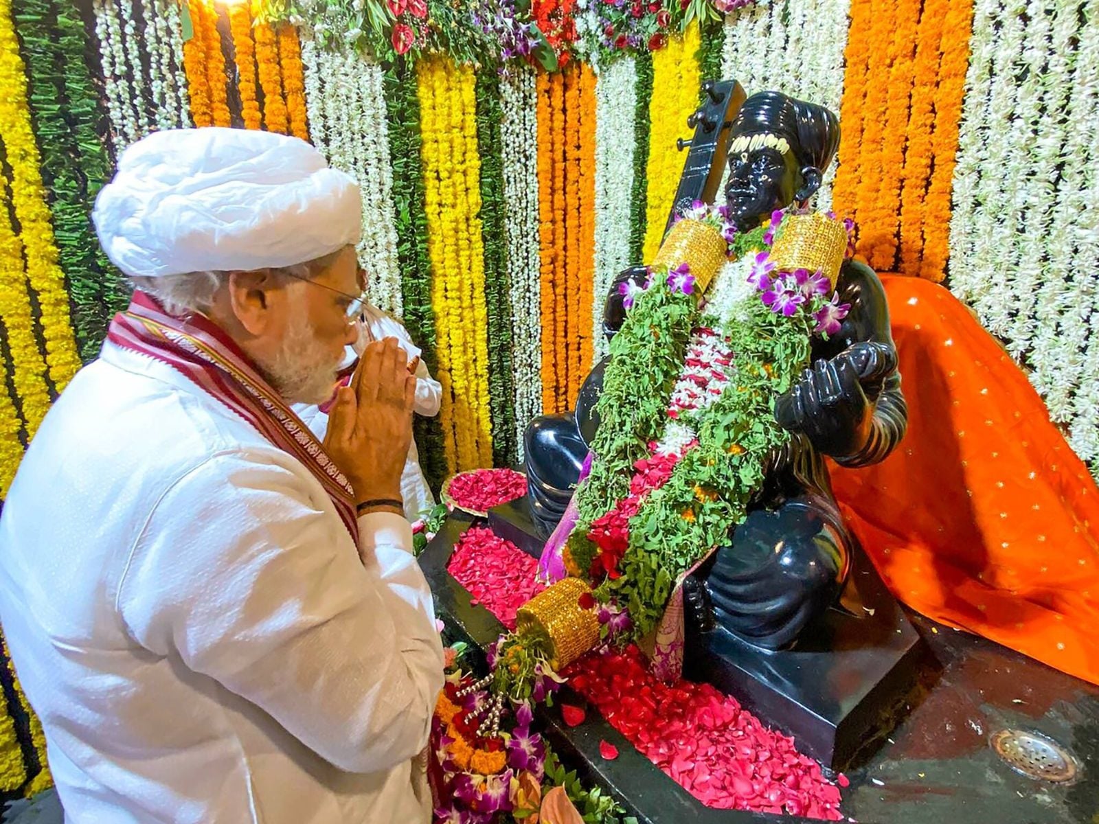 Veer Savarkar Sang Sant Tukaram's Abhangs in Jail, Says PM Modi Veer Savarkar Sang Sant Tukaram's Abhangs in Jail, Says PM Modi
