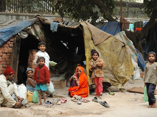 While poverty in rural areas has decreased by 5.6%, in urban areas, it has only decreased by 1.1%. In Bihar, Haryana, Uttarakhand, Uttar Pradesh and West Bengal, the number of people living under the poverty lines are higher in urban areas than in rural areas. (Photo: Shutterstock)