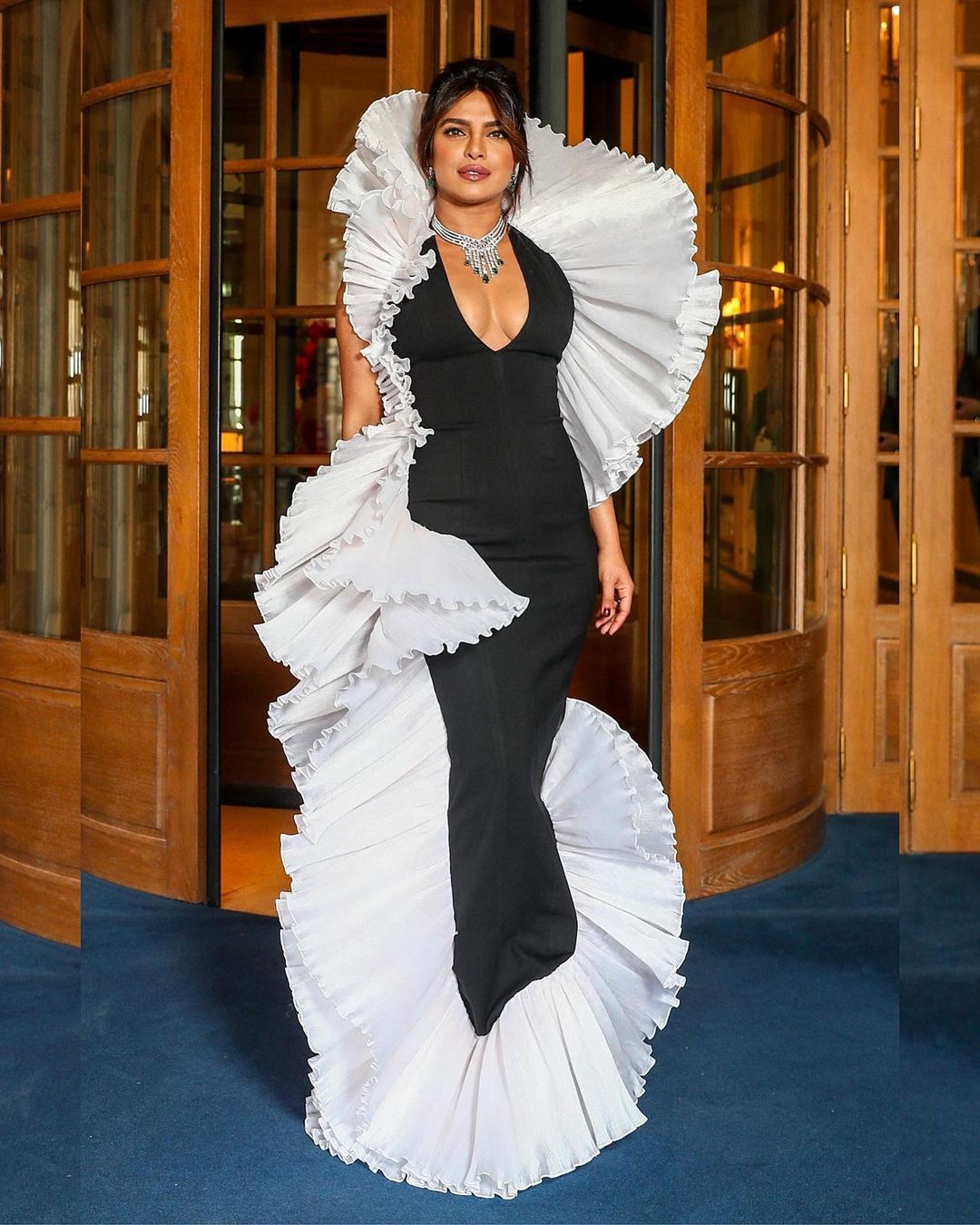 Priyanka Chopra never fails to not impress with her fashionable outings. Last evening, the actress stunned Paris in a bold black figure-hugging gown. 
