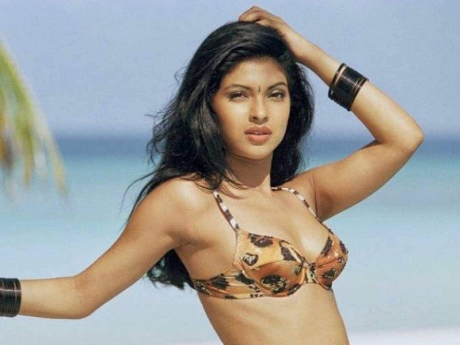 Priyanka Chopra Nanga Photo - Priyanka Chopra Shares Bikini-clad Throwback Photo From 2000, Check Out The  Diva's Smouldering Swimwear Pictures - News18