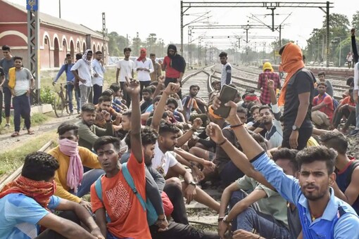 Anti-Agnipath Stir: Job Aspirants Block Road, Rail Traffic, Bogie Torched  in Bihar, Stone Pelting in Gurugram