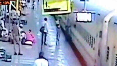 Watch: RPF Constable Comes to the Rescue of Pregnant Woman Stuck ...