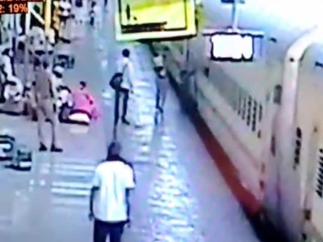 RPF Constable Rescues Pregnant Woman Stuck Between Moving Train and Platform. (Image: Twitter)