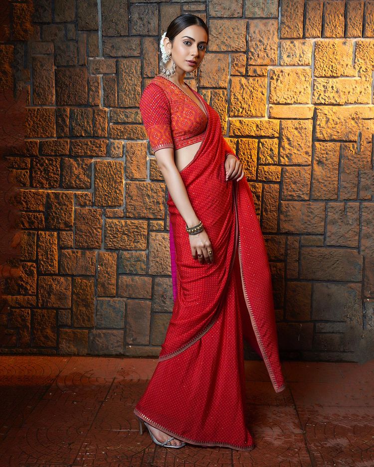 Rakul Sex Video - Rakul Preet Singh Flaunts Toned Figure In Chiffon Saree, Check Out The  Diva's Most Stunning Ethnic Wear Looks