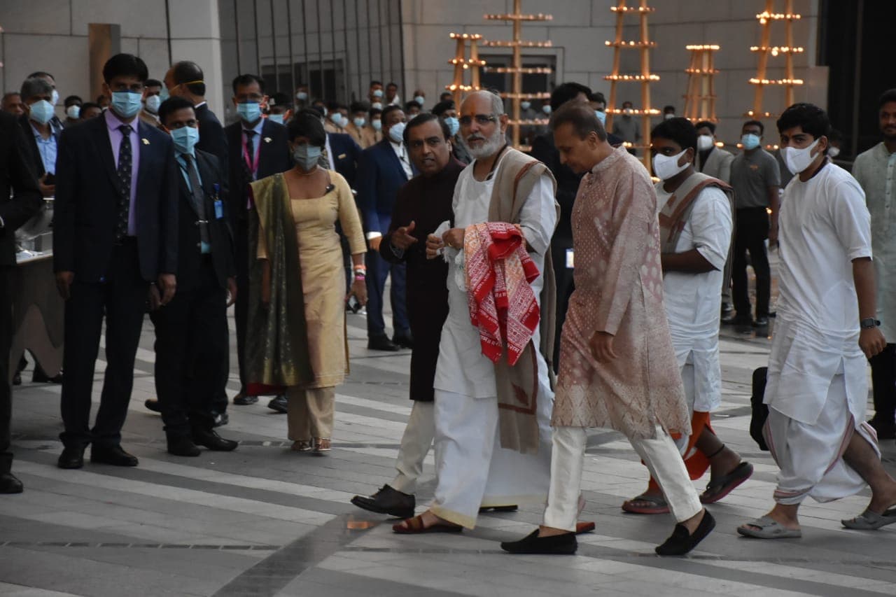 Mukesh and Anil Ambani welcome spiritual leader Ramesh Ojha at Radhika Merchant's Arangeram.  (Photo: Viral Bhayani)