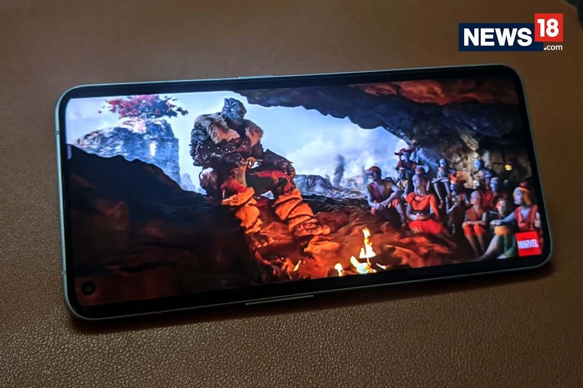 Realme GT 2 Pro AMOLED display is bright and rich