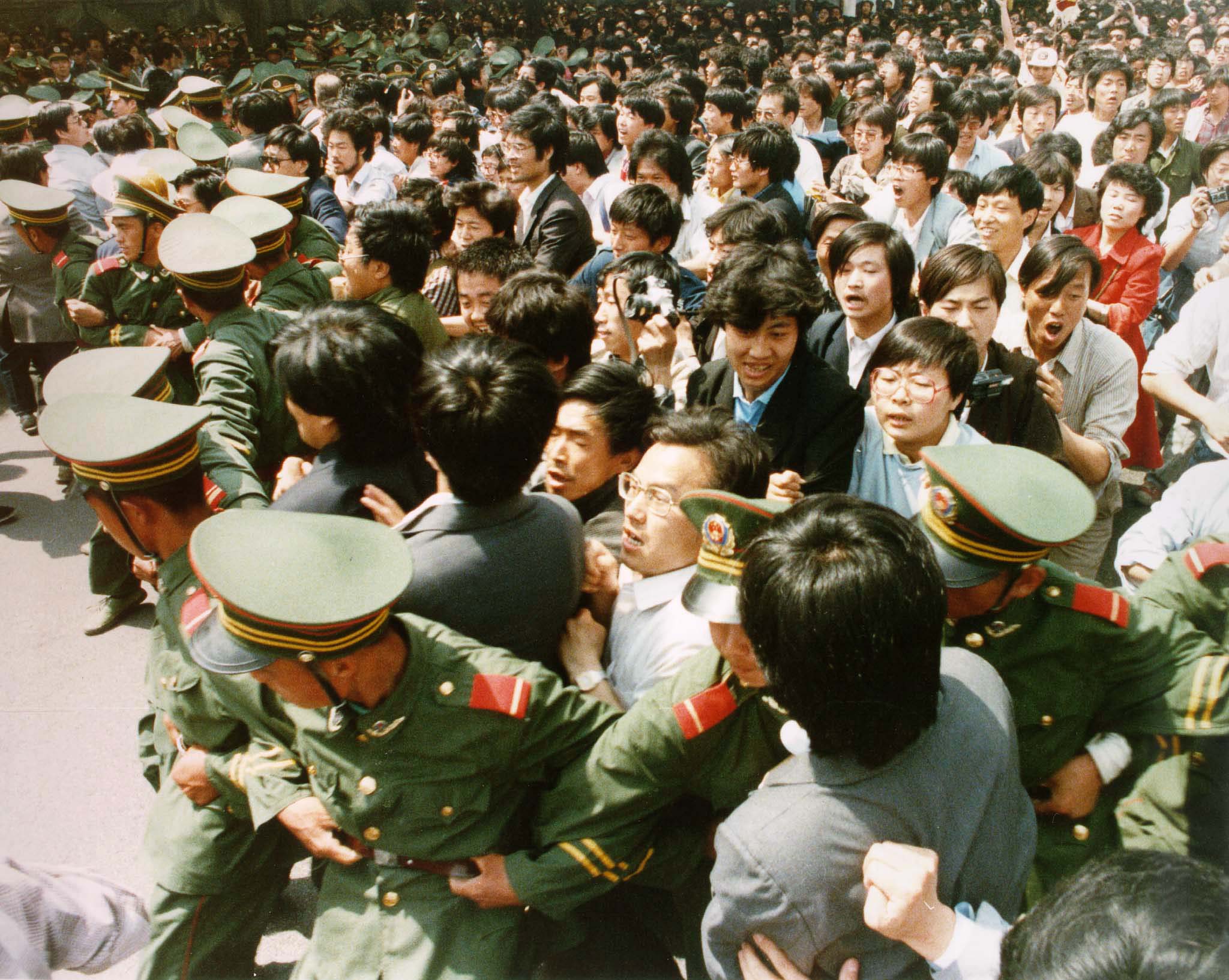 Китайский после. Китай площадь Тяньаньмэнь 1989. События на площади Тяньаньмэнь 1989. Пекин площадь Тяньаньмэнь 1989 год. Восстание студентов в Китае на площади Тяньаньмэнь 1989.