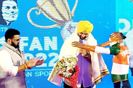 Sandeep Singh being honoured (Twitter)