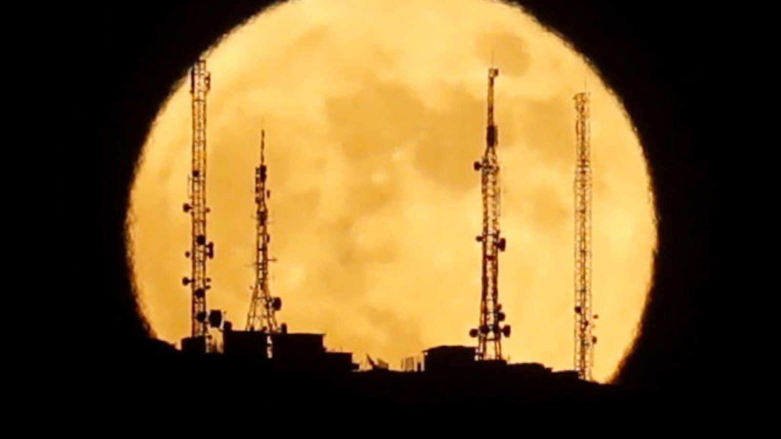 Strawberry Supermoon to Grace the Sky Tonight, Here's How and When You