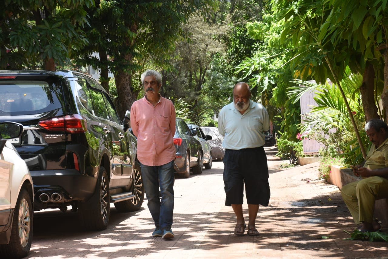 Sudhir Mishra's Industry Colleagues Including Saurabh Shukla Pay Last Tribute To The Filmmaker's Mother (Photo: Viral Bhayani) 