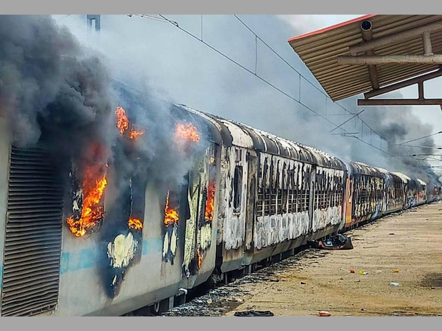 A train set on fire by a mob in protest against the Centre's 'Agnipath' scheme at Lakhisarai Railway Station, in Lakhisarai on June 17. (PTI photo) 