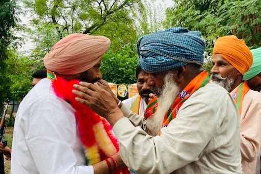 Kewal Singh Dhillon interacts with the villagers in Sangrur. (Twitter) 