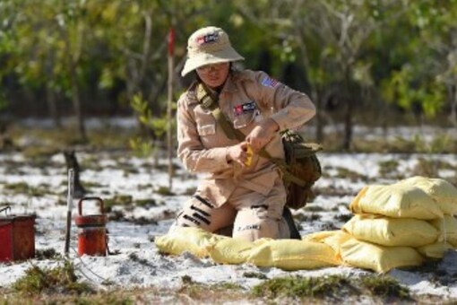 สมาชิกของทีมทุ่นระเบิดหญิงล้วนเตรียมที่จะจุดชนวนระเบิดที่ยังไม่ระเบิดที่ไซต์ทุ่นระเบิดในเขต Trieu Phong ในจังหวัด Quang Tri  (ภาพเพื่อเป็นตัวแทน: Nhac NGUYEN/AFP)