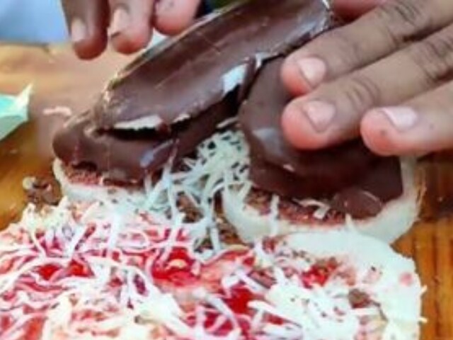 A chocobar is sliced and placed inside the sandwich. (Screengrab: @infallible_23/Twitter)
