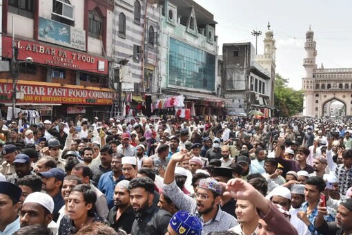 ผู้คนจากชุมชนมุสลิมประท้วงต่อต้านคำพูดที่ขัดแย้งโดยผู้นำ BJP สองคนที่ถูกระงับเกี่ยวกับศาสดาโมฮัมหมัดในไฮเดอราบัดเมื่อวันที่ 10 มิถุนายน (ภาพ: PTI)