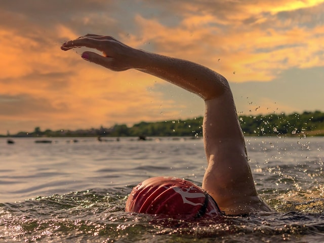 Bangladeshi Woman Swims for Over an Hour. (Image: Shutterstock)