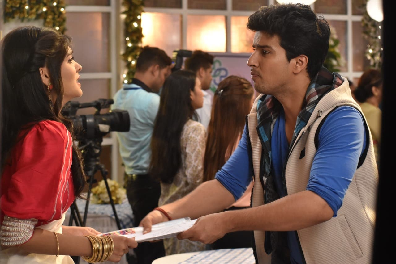 Neil Takes DNA Test Reports From Akshara (Photo: Team YRKKH) 
