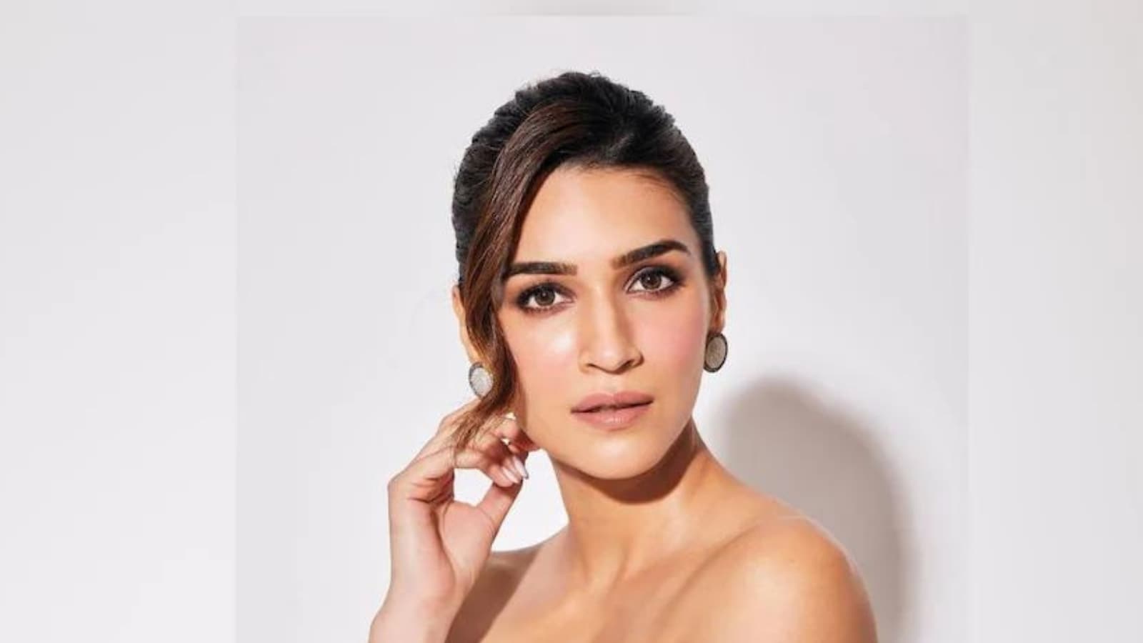 Kriti Sanon In Black White Jumpsuit Steals The Show At Femina Miss India 2022
