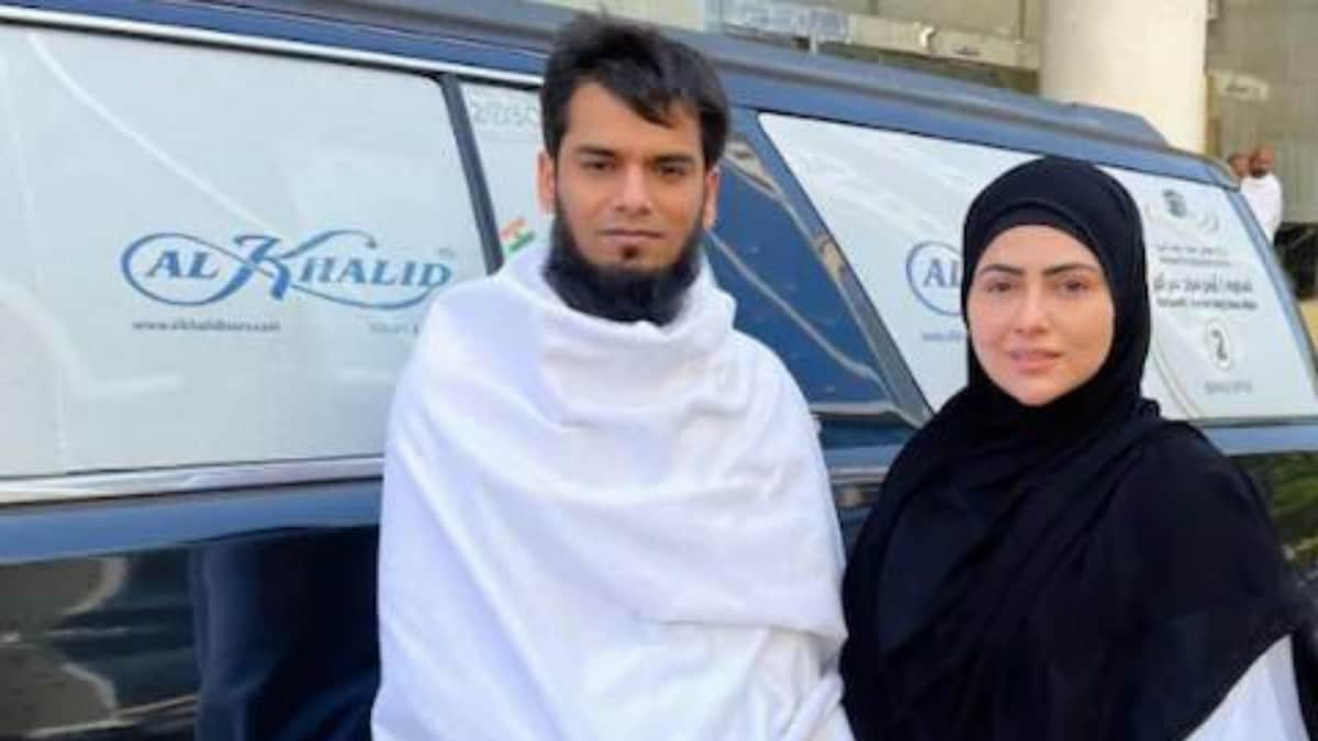 Bigg Boss Fame Sana Khan, Husband Anas Saiyad In Mecca For Their First Hajj