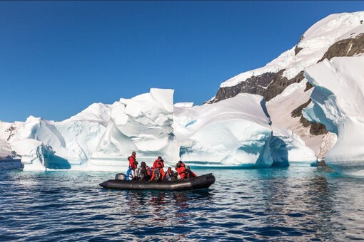 ปัจจุบัน อินเดียมีสถานีวิจัยปฏิบัติการสองแห่งในทวีปแอนตาร์กติกาชื่อไมตรี ซึ่งได้รับหน้าที่ในปี 1989 และบาราตี ซึ่งได้รับหน้าที่ในปี 2555 อินเดียประสบความสำเร็จในการเปิดตัวการสำรวจทางวิทยาศาสตร์ประจำปี 40 ครั้งไปยังแอนตาร์กติกาจนถึงปัจจุบัน  (ชัตเตอร์สต็อก)