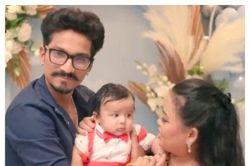 Bharti Singh และ Haarsh Limbachiyaa เปิดเผยใบหน้าของทารก (ภาพ: Viral Bhayani)