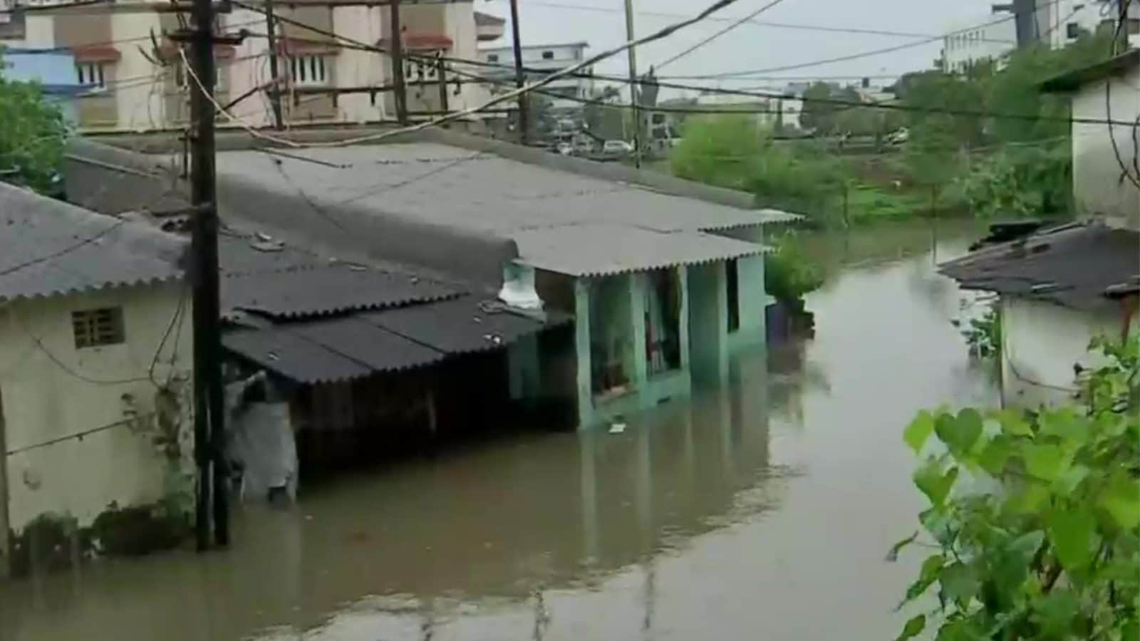 Monsoon Weather News: Flood-like Situation in Gujarat's Rajkot, Navsari, Rain Alert in Mumbai, Pune; Showers Bring Traffic Snarls for Delhi