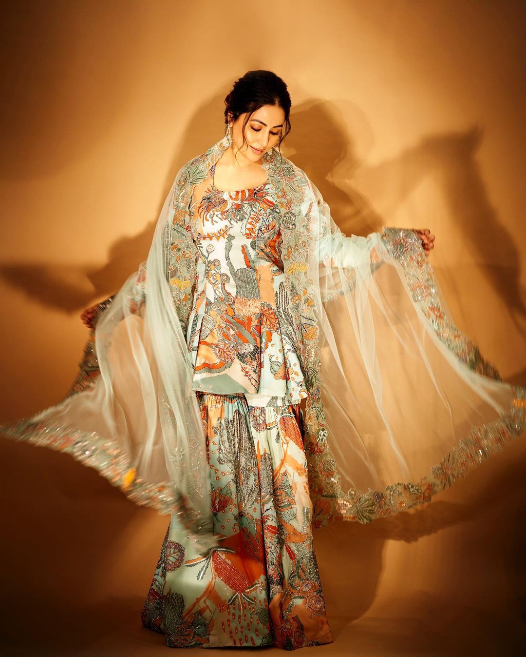 hina khan dress design Hina Khan (@realhinakhan) stuns in an olive-green floor-length anarkali with red floral motifs and a translucent overlay that adds an ethereal dimension to the silhouette. Pairing the look with delicate stone-studded gold