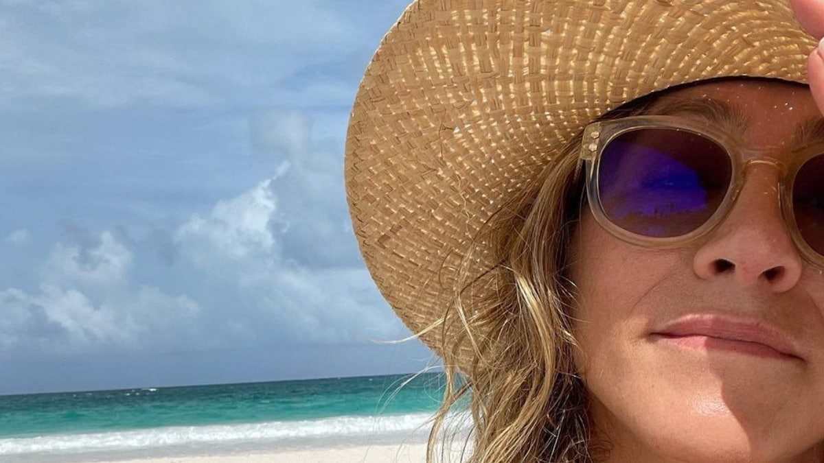 Jennifer Aniston Is a Beach Bum In Latest Instagram Post; Check Her Stunning Sunkissed Selfie