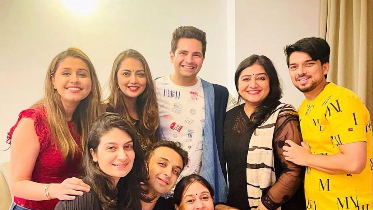 Karan Mehra Relives Yeh Rishta Kya Kehlata Hai Days As He Meets Bhabhimaa and Others; Pics