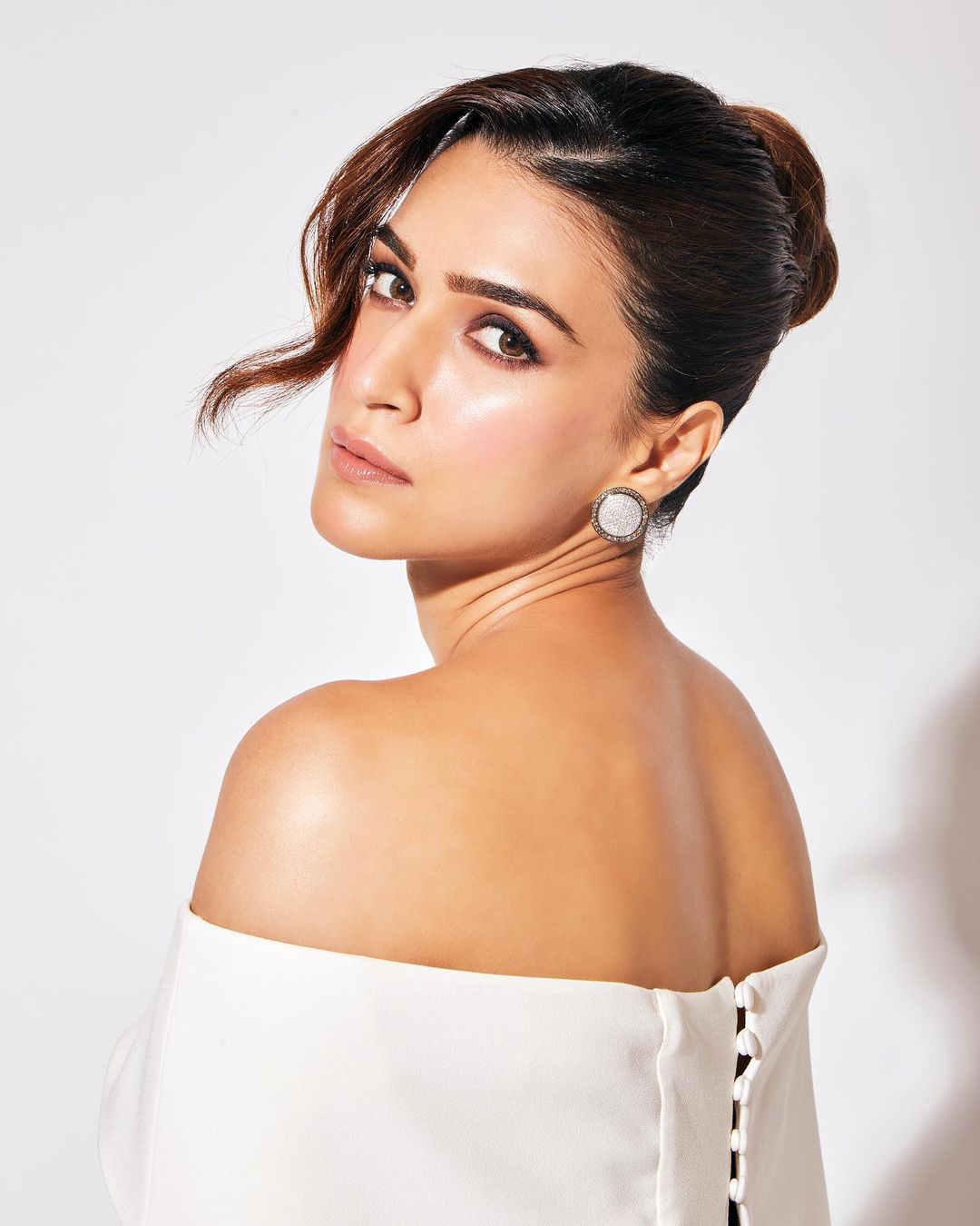 Kriti Sanon Displays Toned Figure In Black Backless Dress With Plunging Neckline See Her Drop