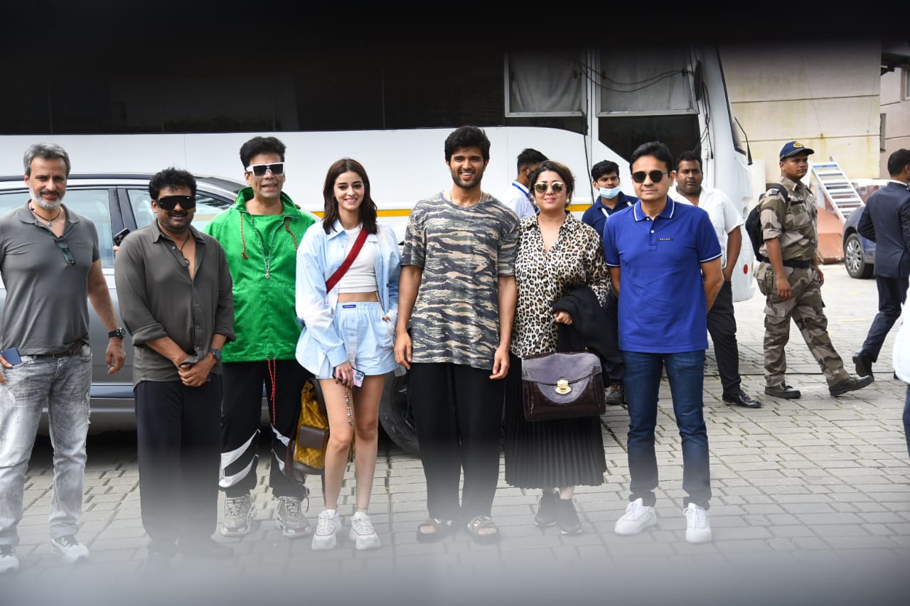 Team Liger poses together for the paparazzi as they reach Mumbai (Photo: Viral Bhayani) 