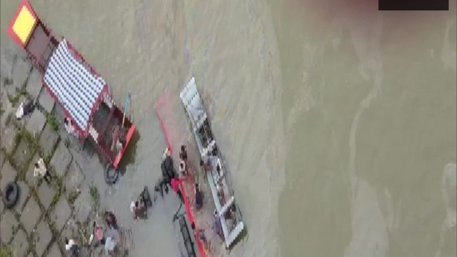 Автобус в реке мойка. Видео автобус упал в реку мойку. В Питере упал автобус в реку фото.