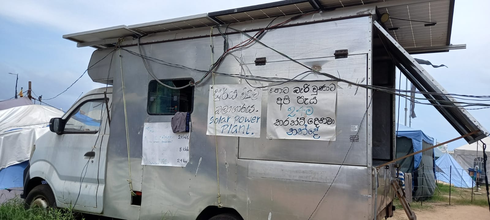 A vila de protesto também tem um food truck agora para ajudar as pessoas a carregar os telefones.  (Notícias18)