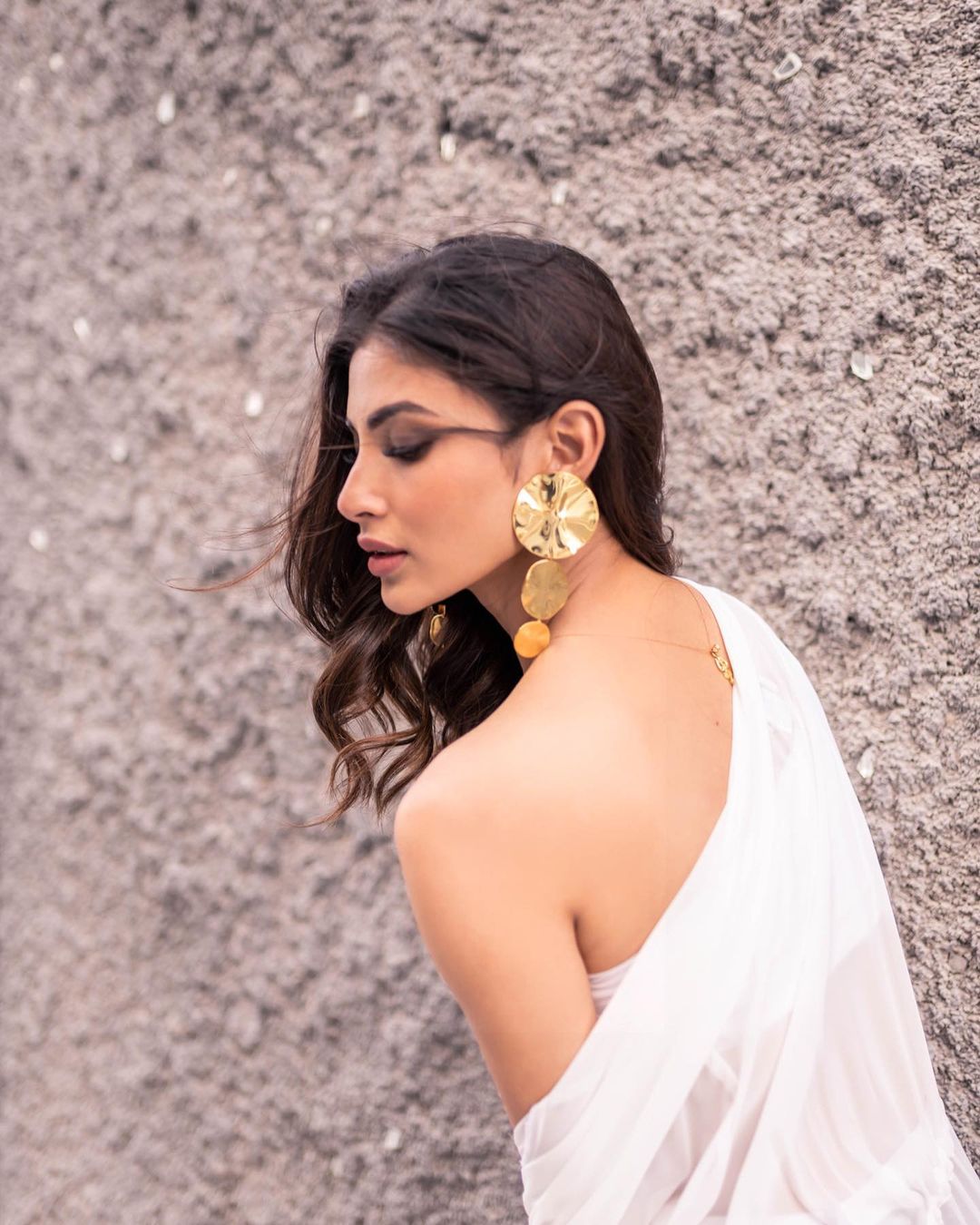 Needless to say, fans are completely impressed with Mouni Roy's jaw-dropping pictures (Photo: Instagram) 