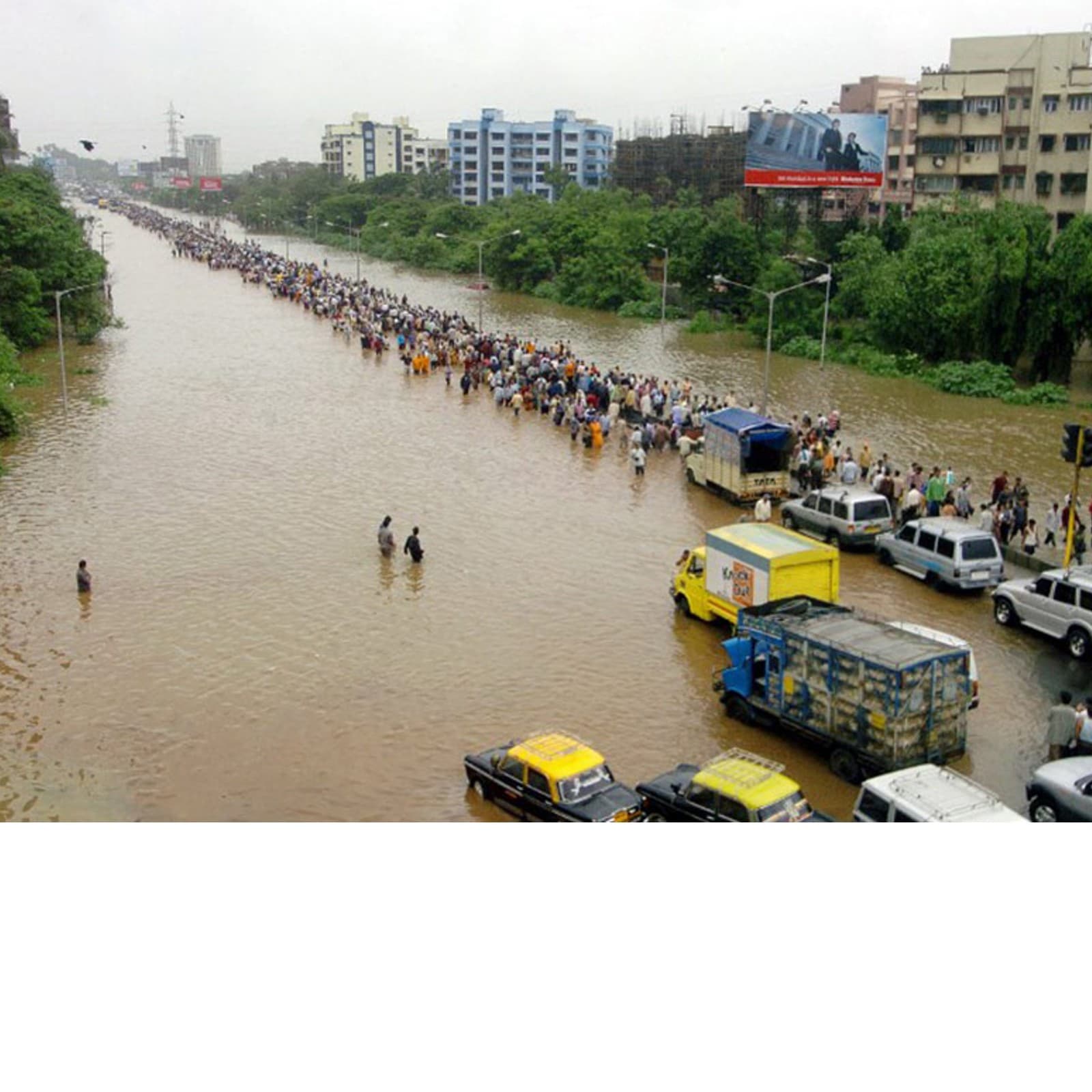 1 июля 2005. 2005 Наводнение в Мумбаи. Наводнение в Мумбаи в 2005 году. Мумбаи озеро Повай. Западная Бандра Мумбаи.