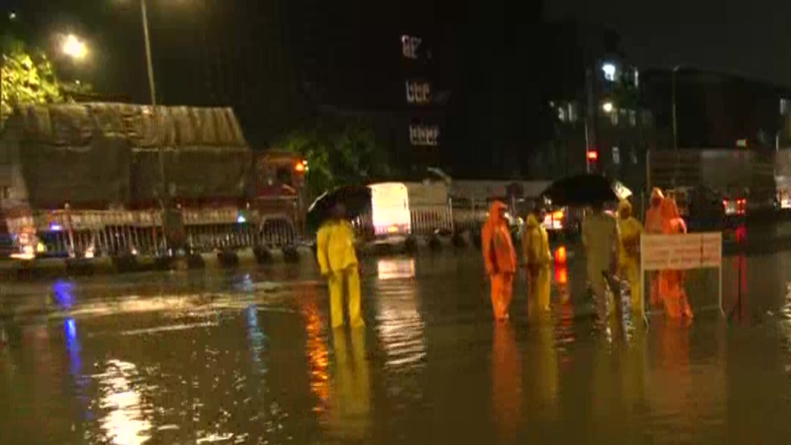 Mumbai Receives First Heavy Rains of Monsoon; Trains and Bus Services ...