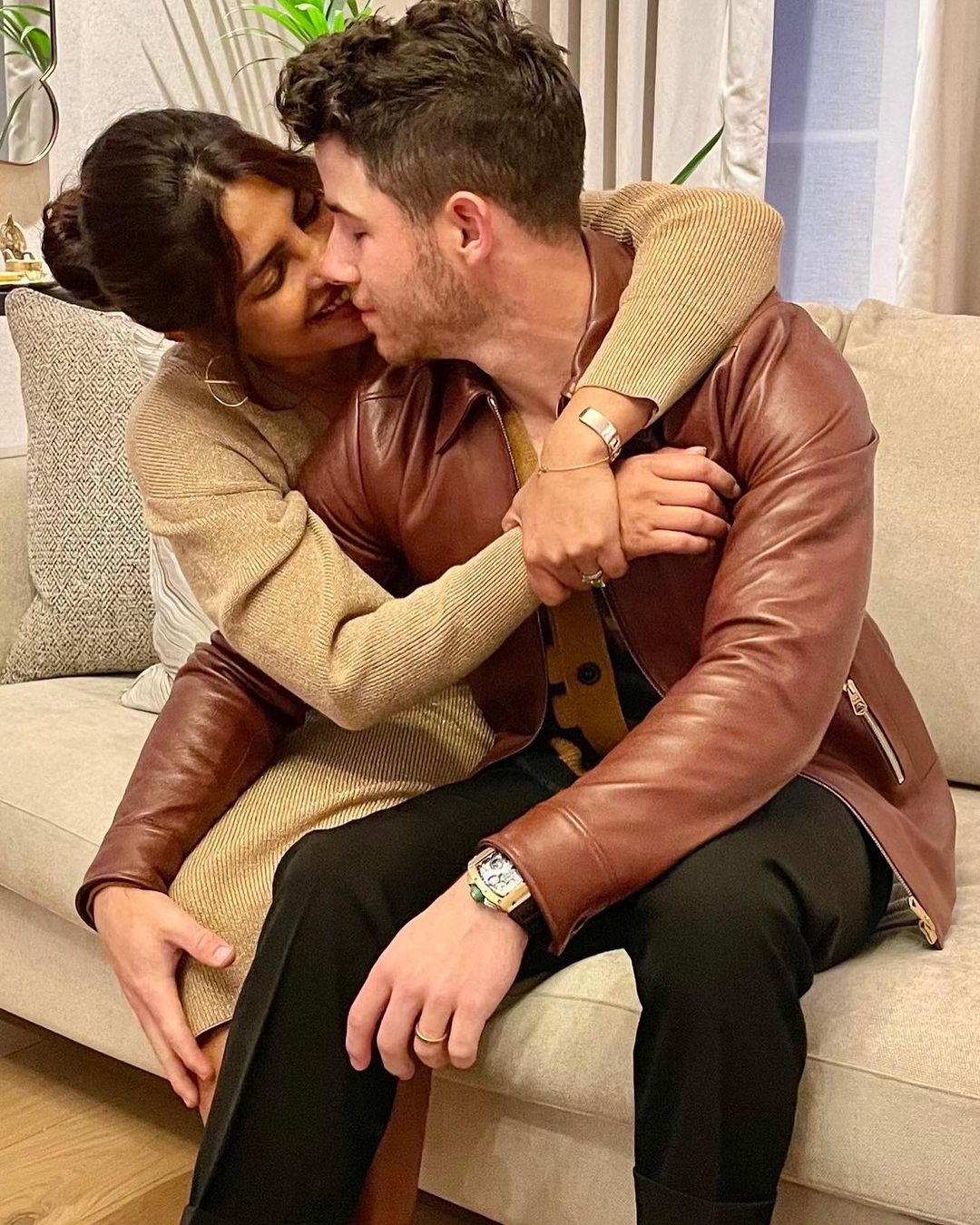 Not only Nick Jonas has accepted Hindi traditions, but even Priyanka Chopra is perfectly blending with western traditions. Speaking of which, here’s a picture of the duo celebrating Thanksgiving together. (Image: Instagram)