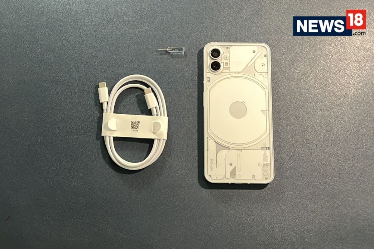 The Nothing Phone (1) does not come with a charging brick or a clear case inside the box. Users have to pay Rs 2,499 for the 45W adapter and Rs 1,499 for the clear case from Nothing itself. (Image Credit: News18/ Debashis Sarkar)