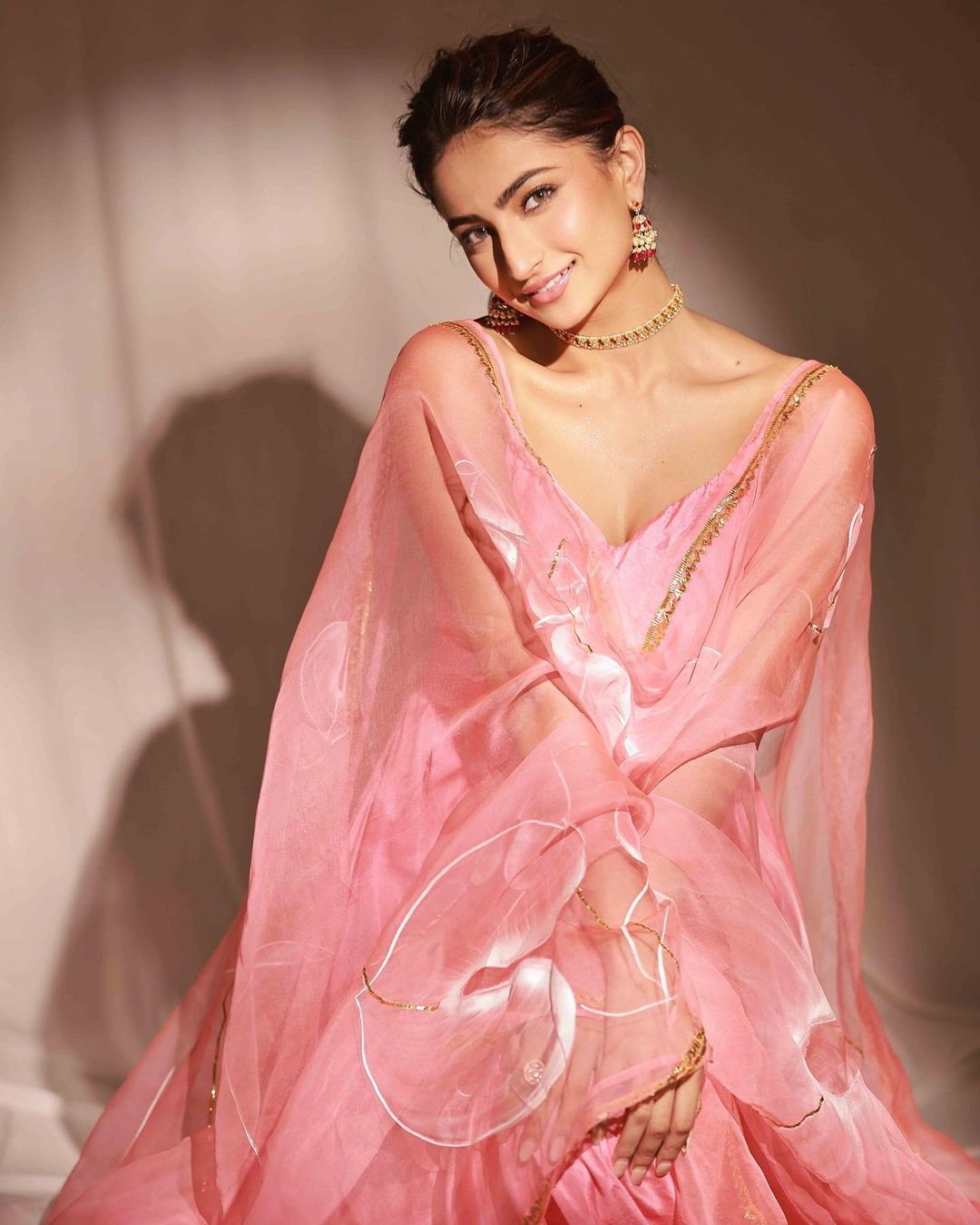 Palak Tiwari looks gorgeous in the pink ethnic suit.